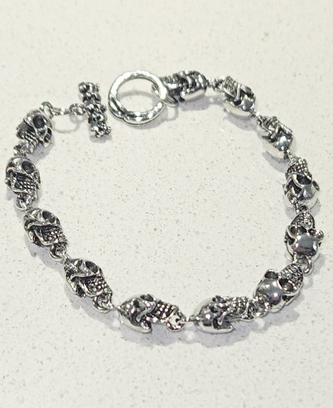21cm stainless steel skull bracelet.