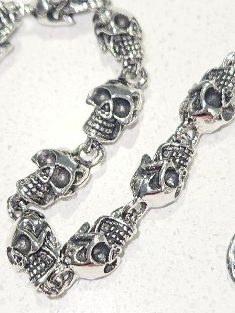 21cm stainless steel skull bracelet.